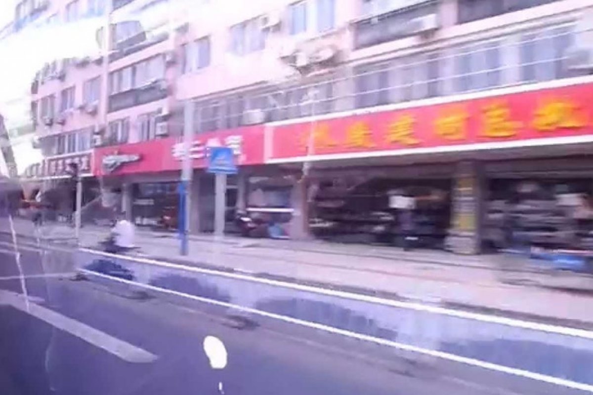 Colisão entre caminhão e ônibus deixa 11 mortos na China