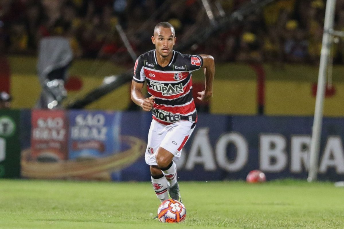 Zagueiro do Santa Cruz está perto de fechar com o Vitória