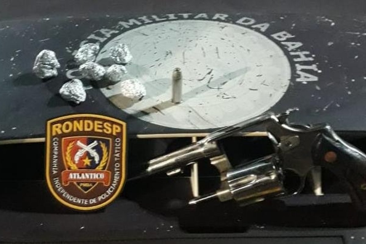 Homem é preso com armas e drogas na Boca do Rio