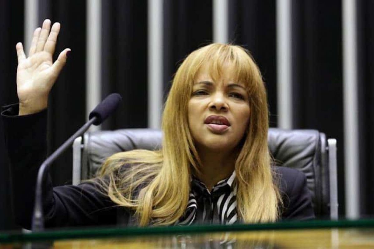 Em entrevista, Flordelis afirma que não vai desistir da carreira na política