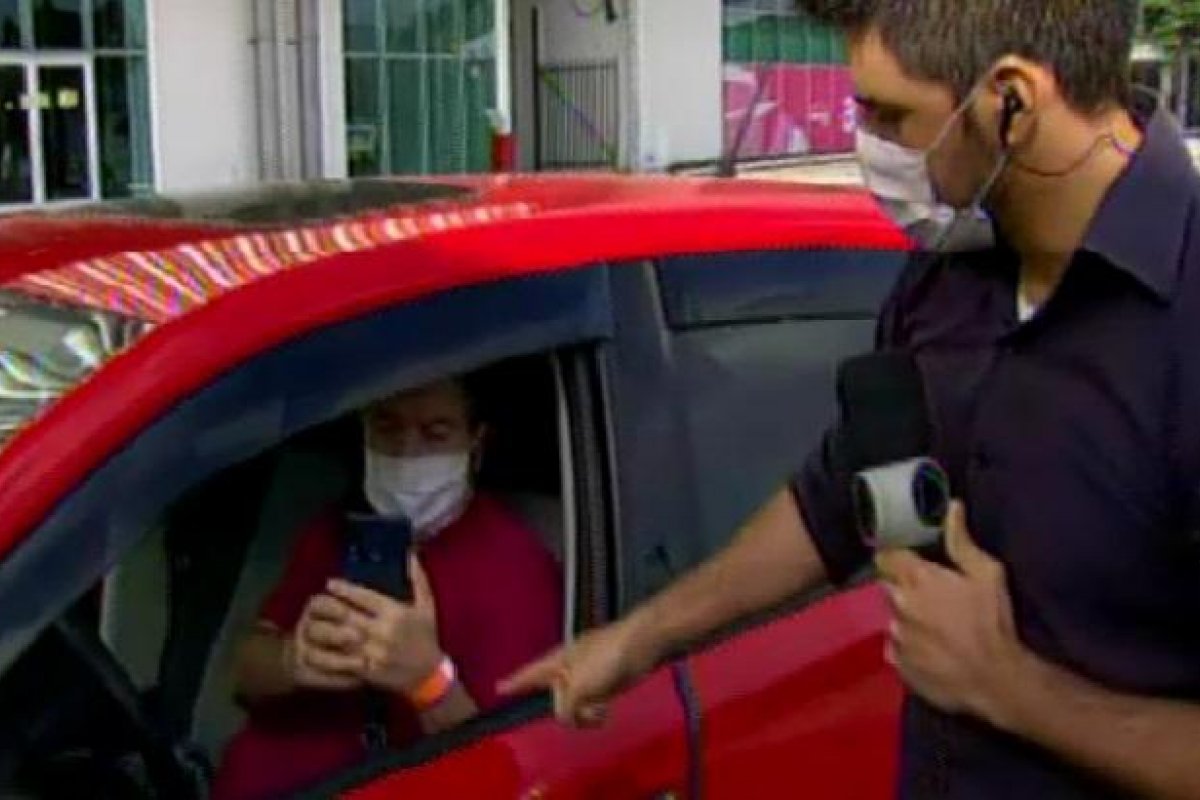 Idoso solta "Globo lixo" na Record TV e repórter toma o microfone!