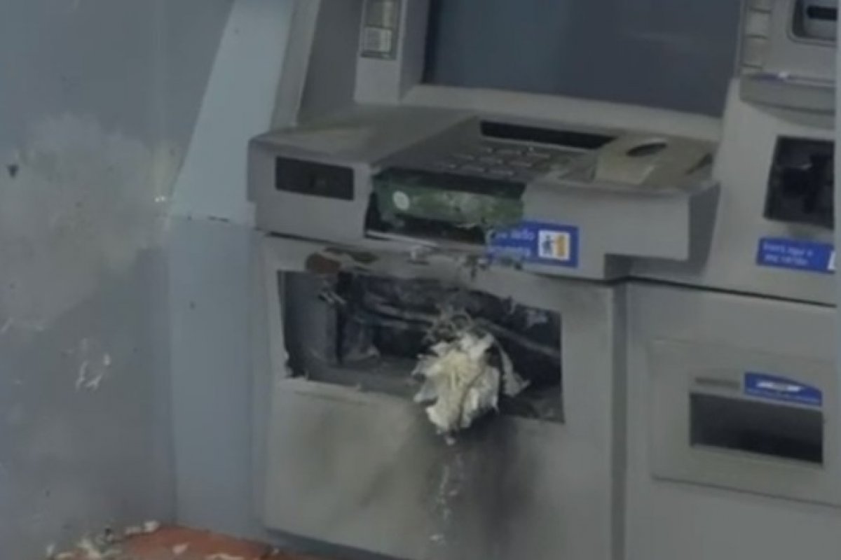 Caixas eletrônicos são explodidos em agência bancária no bairro de Itapuã, em Salvador