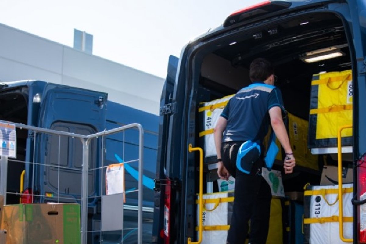 Amazon admite que motoristas urinam em garrafas e pedem desculpas