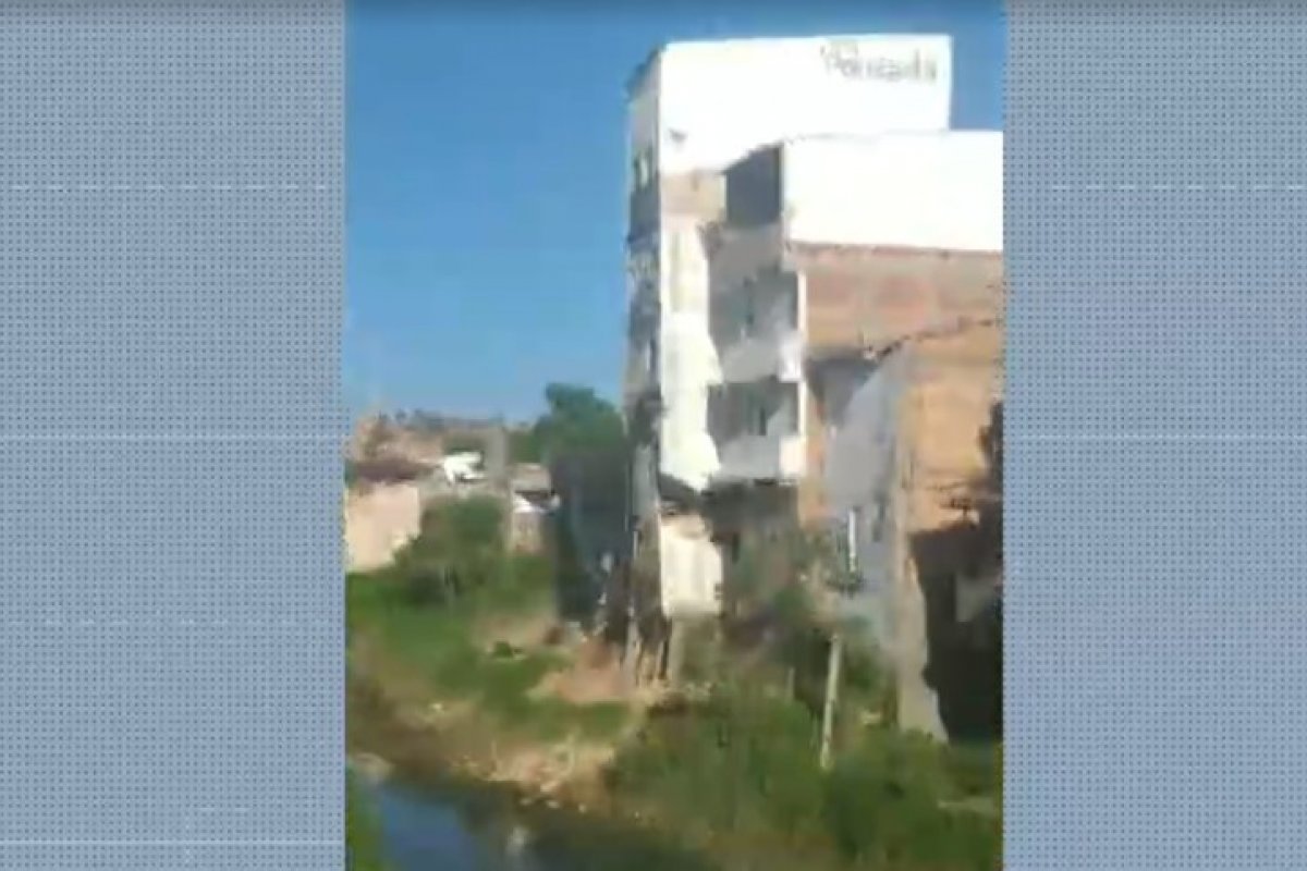 Parte de prédio desaba e atinge casas em Santo Amaro