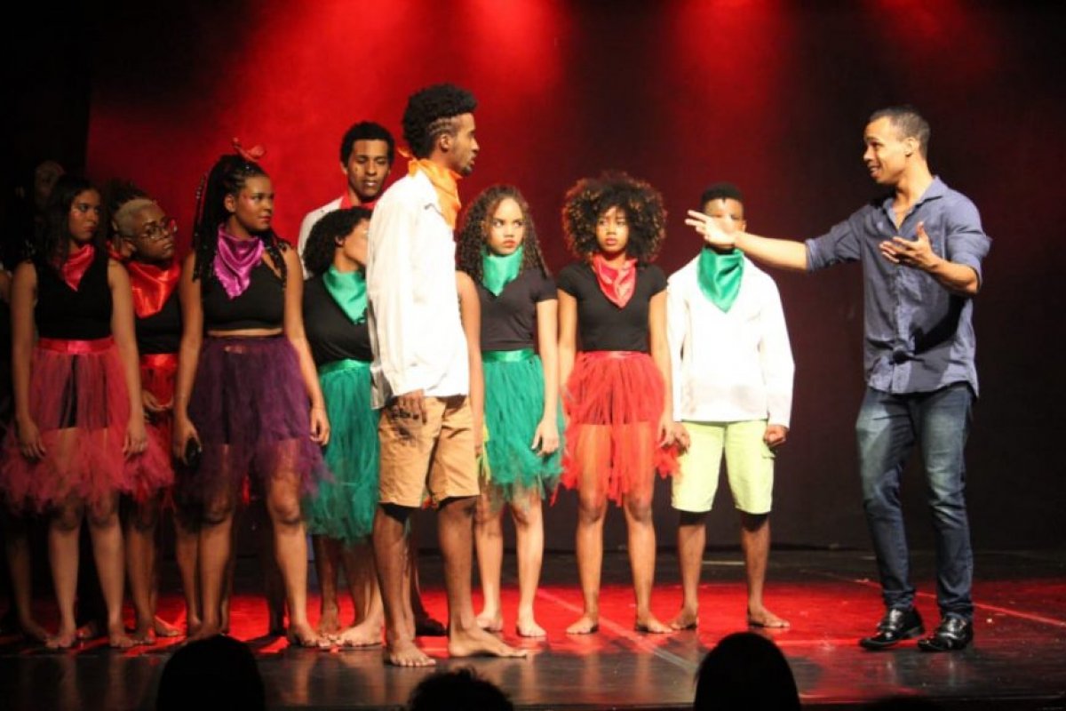 Espetáculo baseado no movimento 'Tropicália' tem apresentação única neste domingo (1)