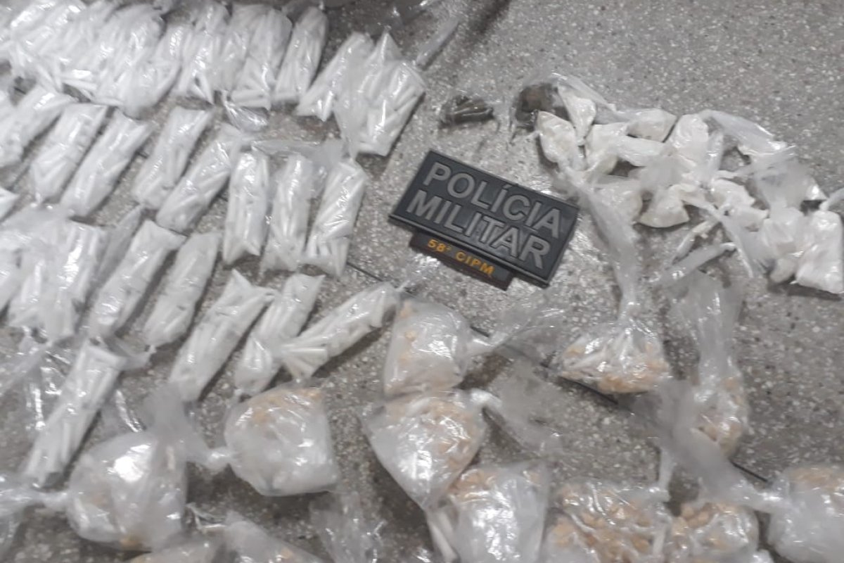 Trio é preso com 1.164 pinos de cocaína no bairro de Cosme de Farias