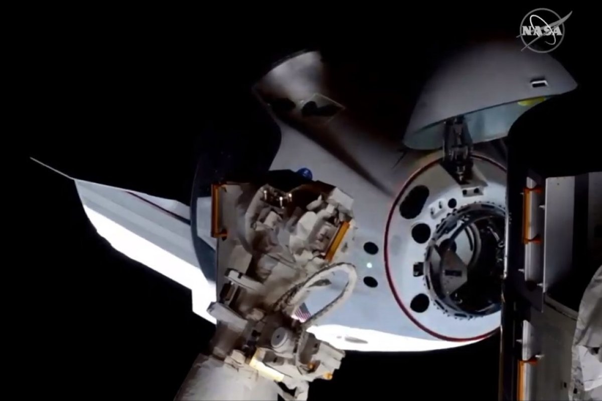 Astronautas fazem realocação inédita de nave da SpaceX na Estação Espacial