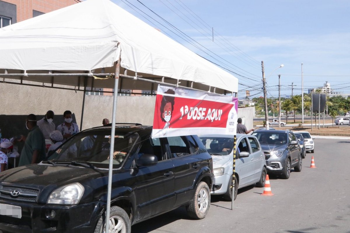 Por falta de doses e vacinação contra a Covid-19 é suspensa em Lauro de Freitas 