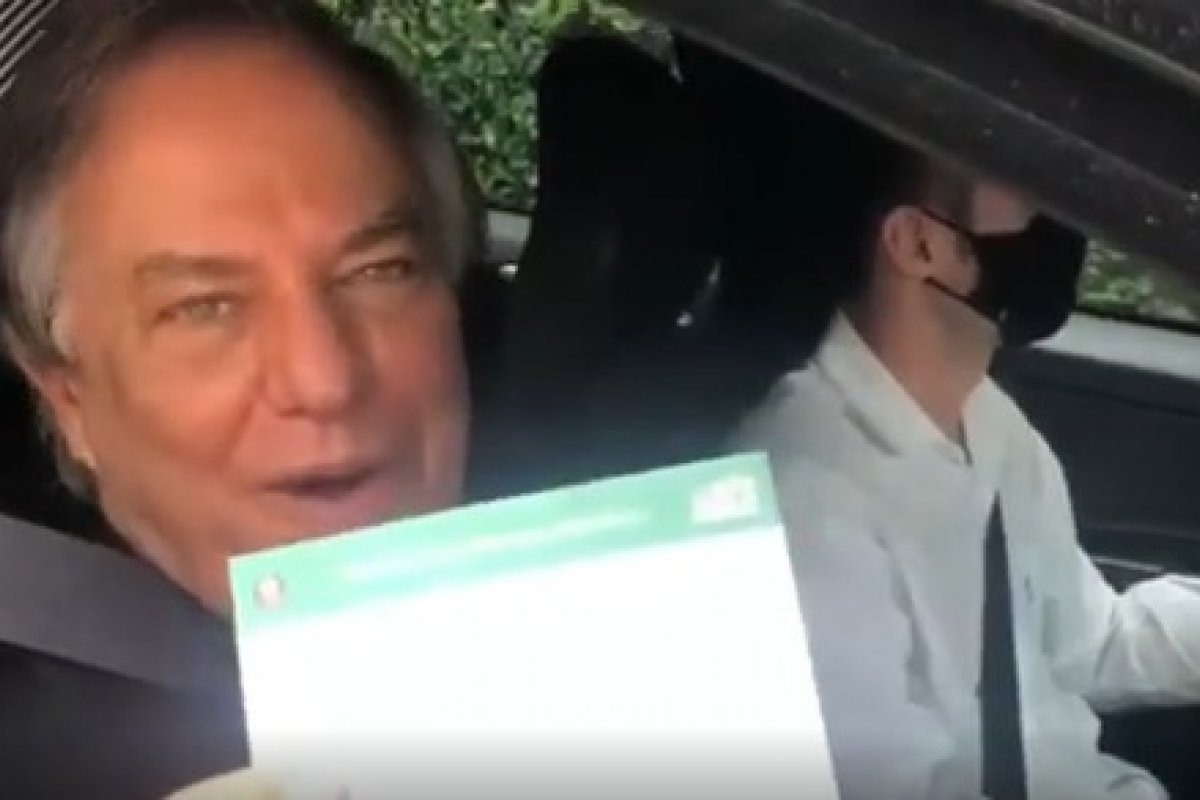 Ronnie Von toma segunda dose de vacina contra Covid-19!