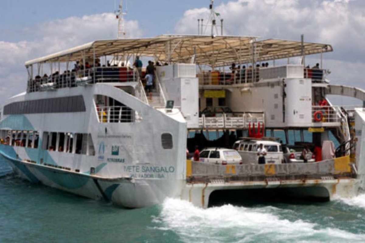 Passageiros reclamam da demora no embarque para Ilha de Itaparica