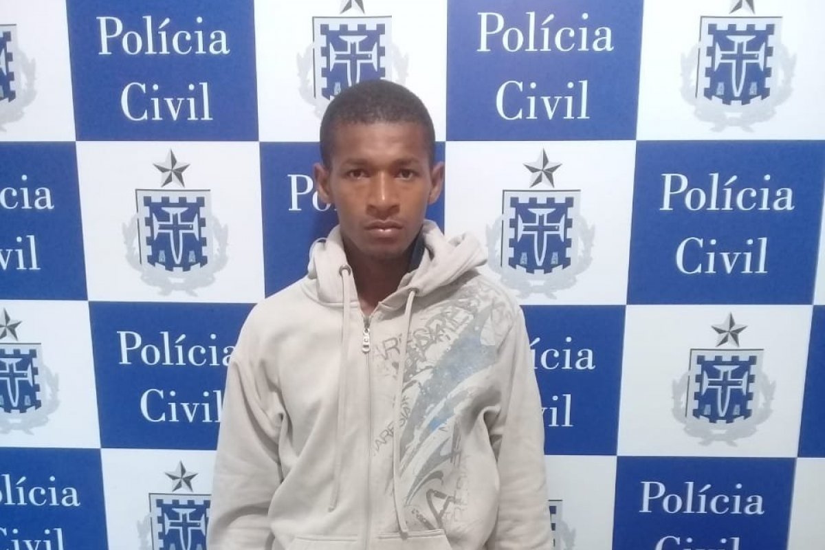 Jovem é detido com motocicleta roubada e drogas em Varzedo