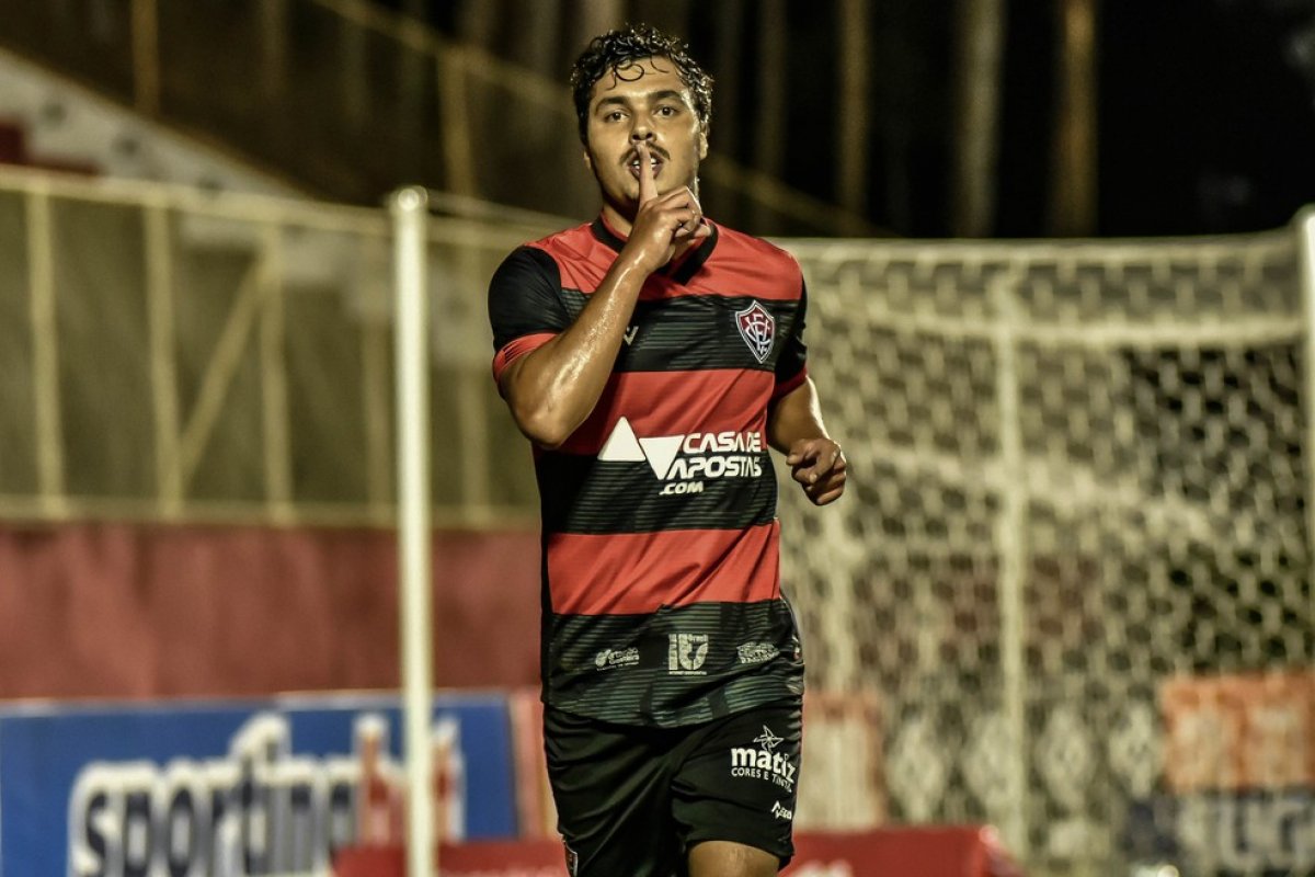 Após comemorar gol em silêncio, Alisson Farias diz: 'Nunca amedrontado'