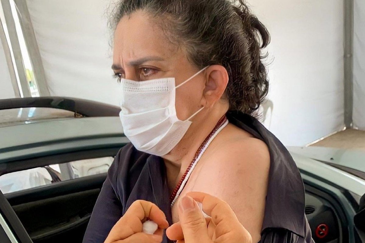 Gal Costa toma segunda dose de vacina contra Covid-19
