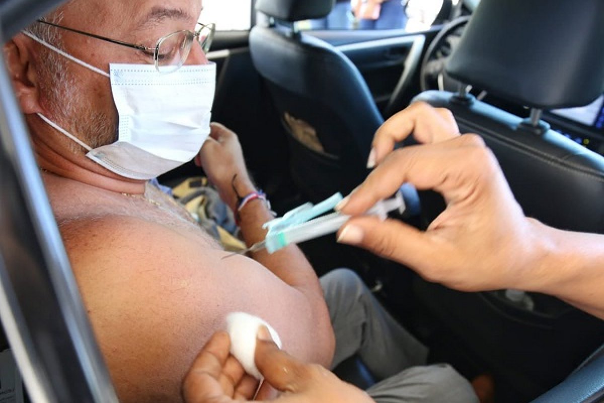 Secretário Fábio Vilas-Boas recebe primeira dose da vacina contra covid-19