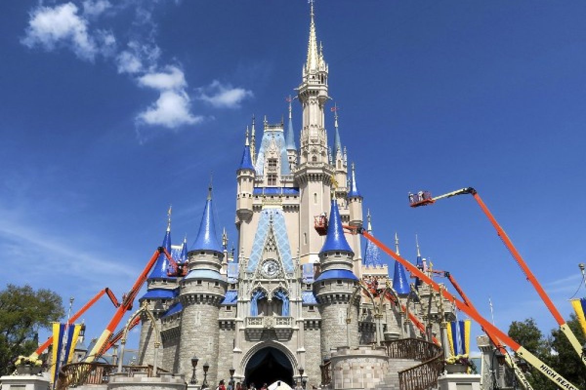 Turista é preso após se recusar a ter temperatura aferida em parque da Disney