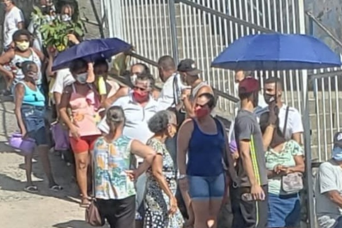 Vacinação de idosos gera fila no 5º centro de saúde, em Salvador