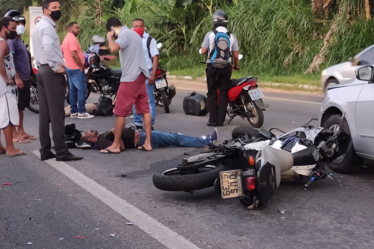 Engavetamento com 4 carros e uma moto deixa duas pessoas feridas