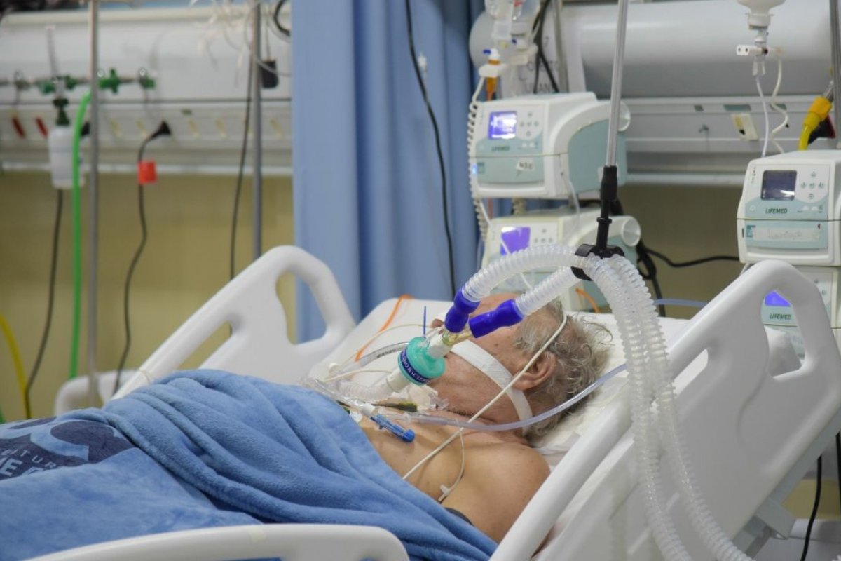 Fiocruz alerta para aumento de internações de idosos por causa do relaxamento após 1ª dose da vacina