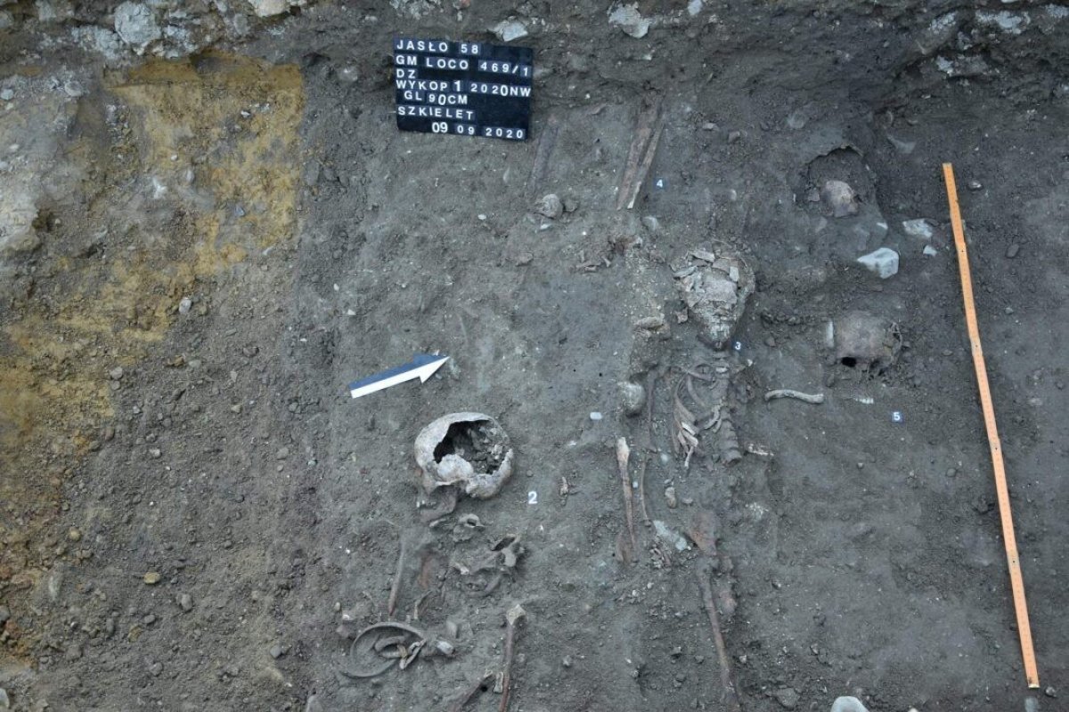 Cemitério da Idade Média é descoberto em estacionamento na Polônia