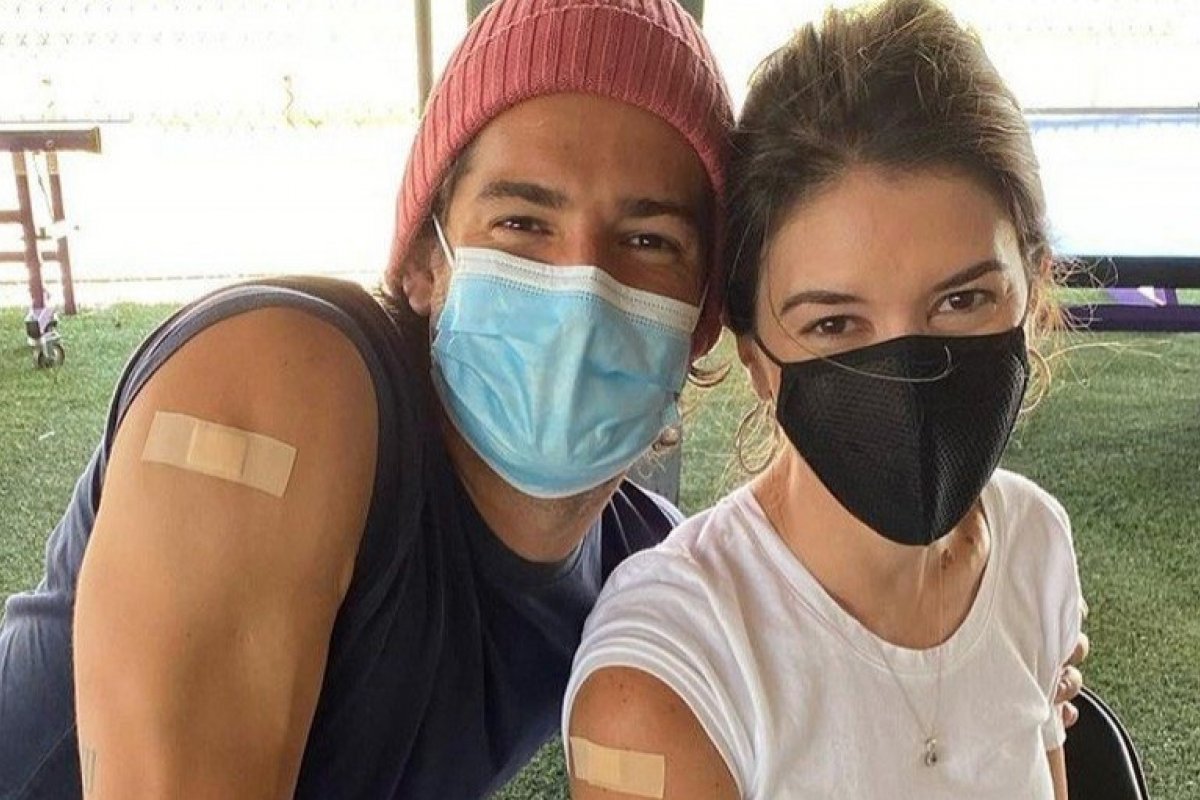 Alexandre Pato e Rebeca Abravanel tomam vacina contra a Covid-19! 