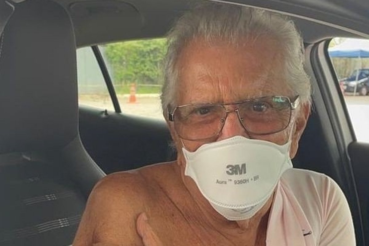 Aos 85 anos, Carlos Alberto Nóbrega toma segunda dose de vacina contra Covid-19