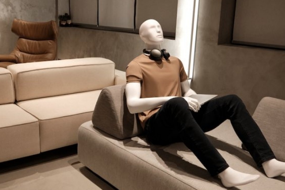 Badalado estilista Ricardo Almeida tira os manequins das vitrines e leva para o Home Office!