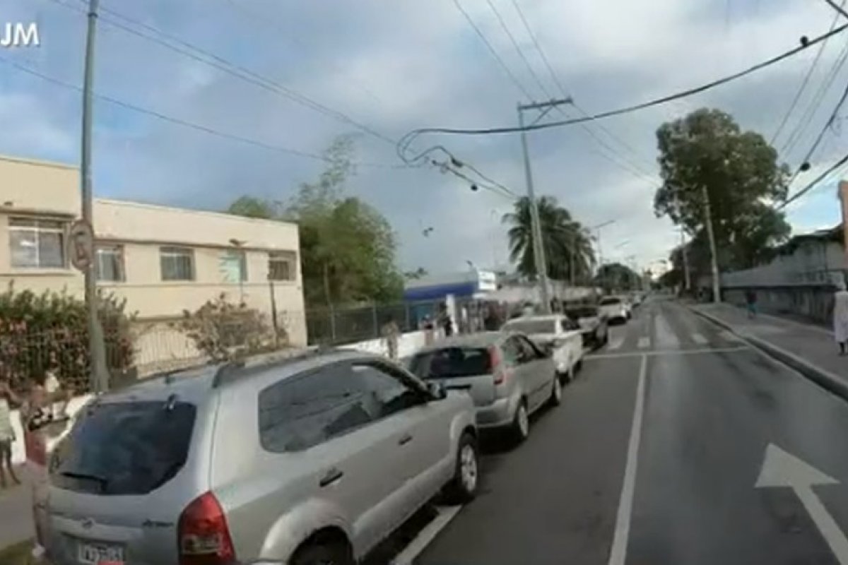 Drive thru de vacinação na Avenida Dendezeiros registra longa fila