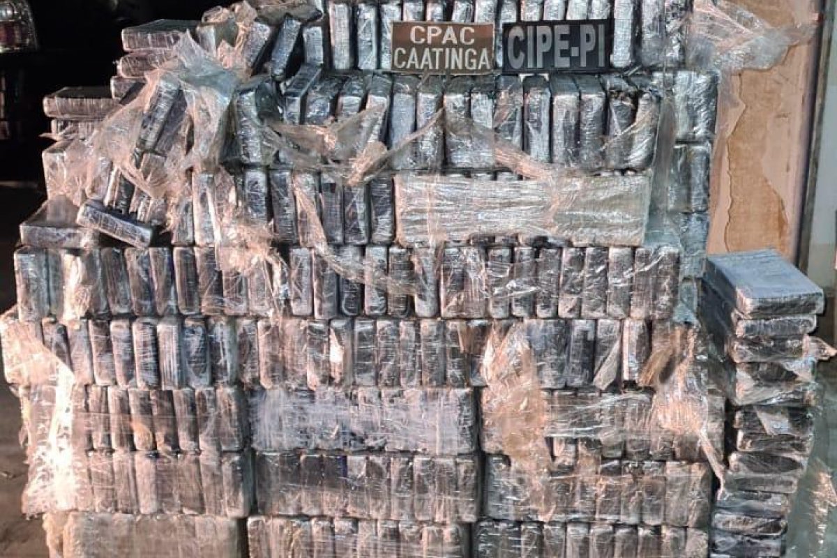 PF apreende aproximadamente 1 tonelada de cocaína em fundos falsos de caminhões tanque em Santo Estevão