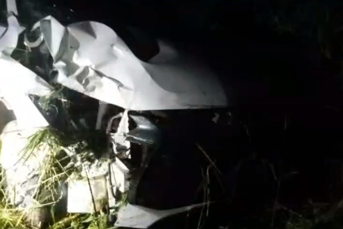 Mulher morre após colisão entre carro e moto na BR-242, no oeste da Bahia