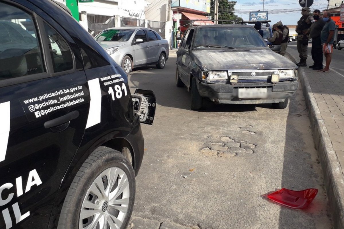 Motorista sem CNH e embriagado é preso após bater em viatura da Polícia Civil em Teixeira de Freitas