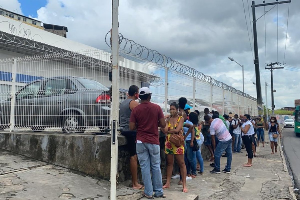 Agências da Caixa na Bahia registram filas por causa do auxílio emergencial