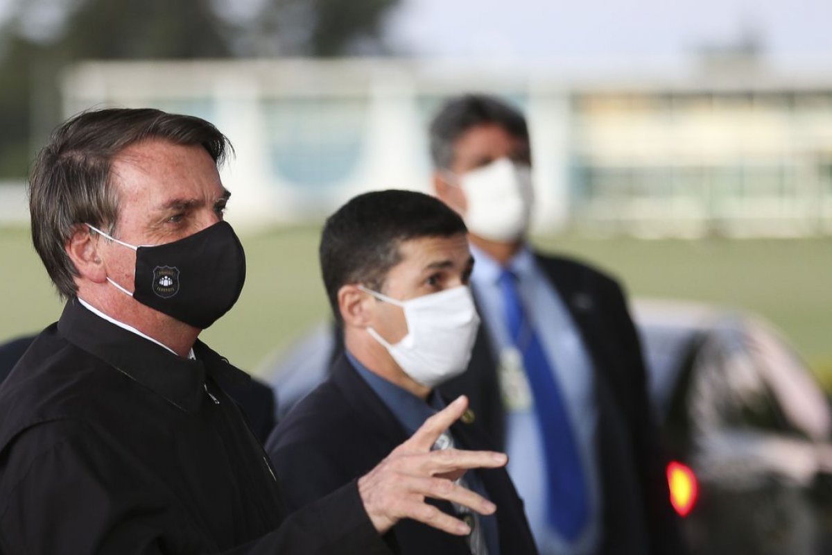 Militares realizam teste de Covid antes de participar de evento com Bolsonaro