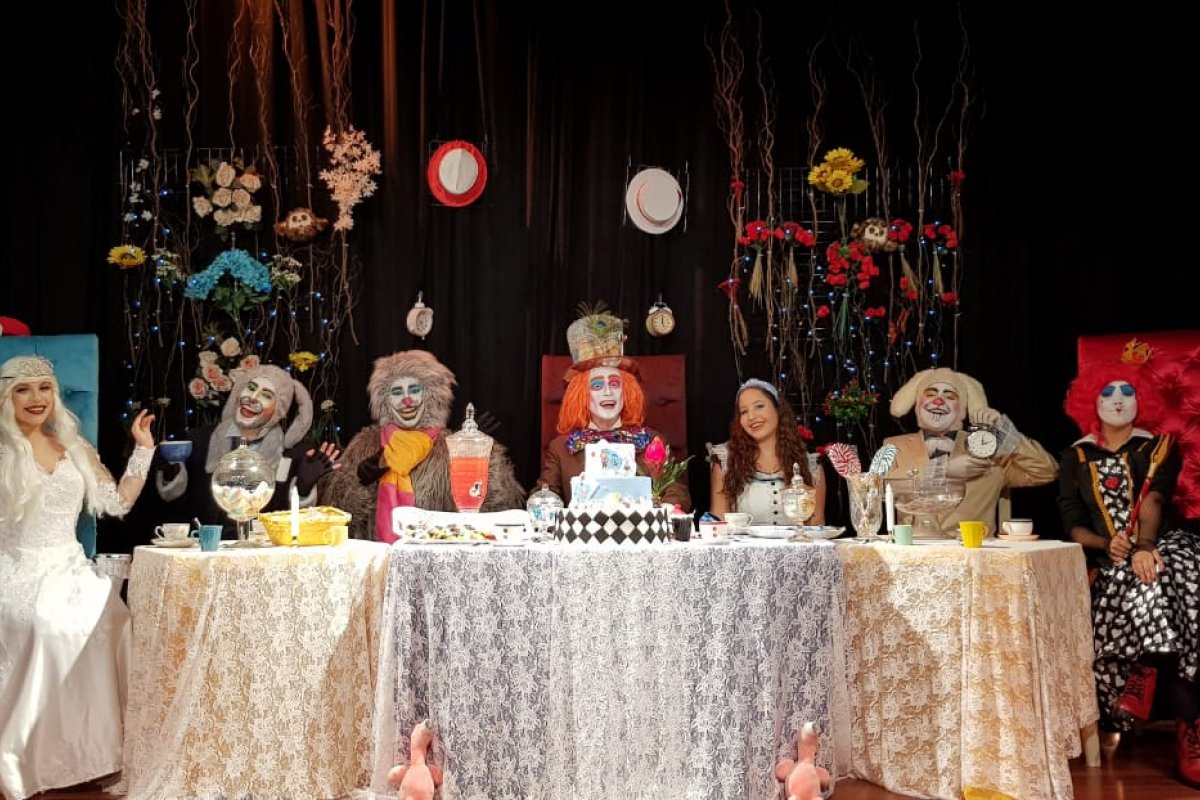 Mundo encantado de Alice é tema de teatro infantojuvenil online