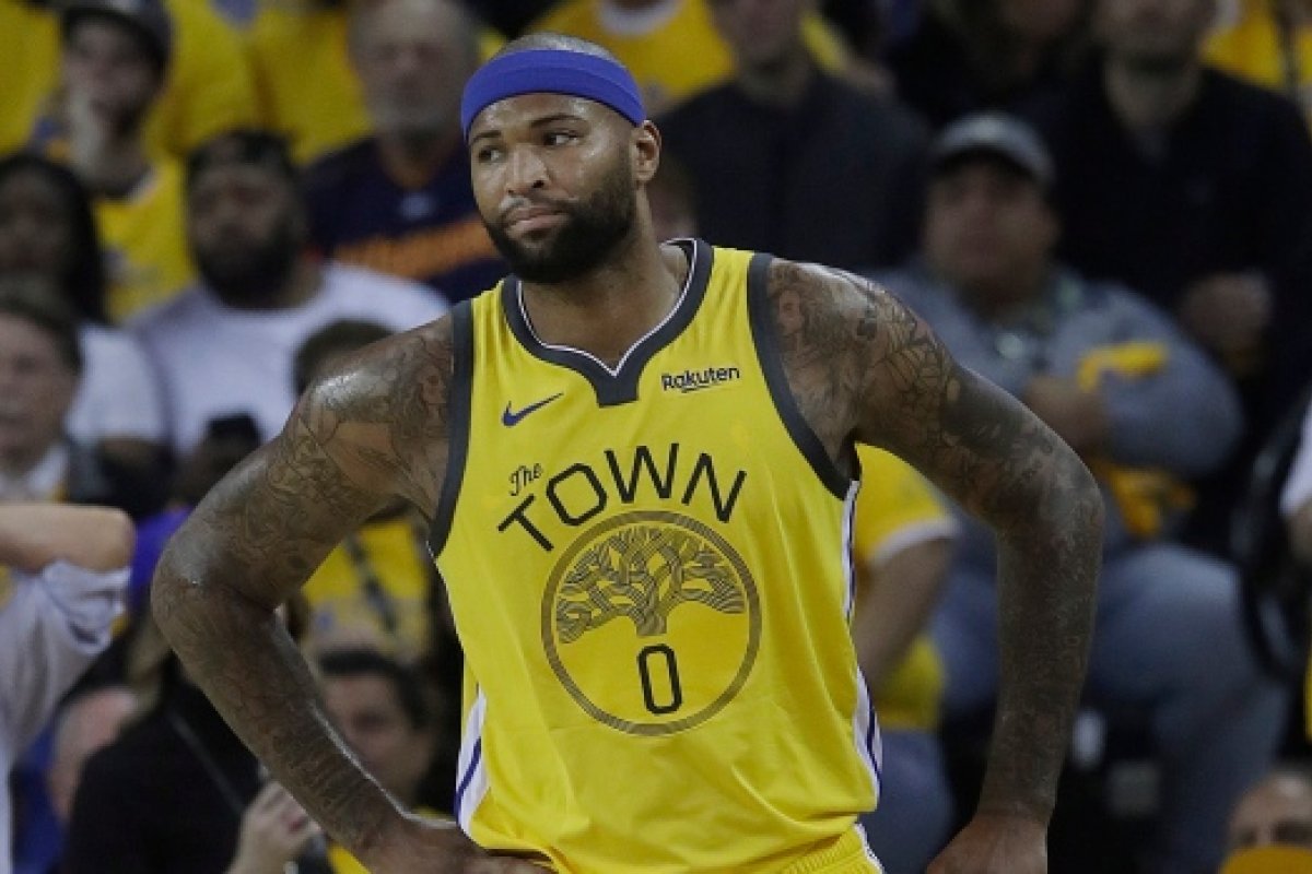 Pivô do Lakers é acusado de ameaçar ex-namorada de morte