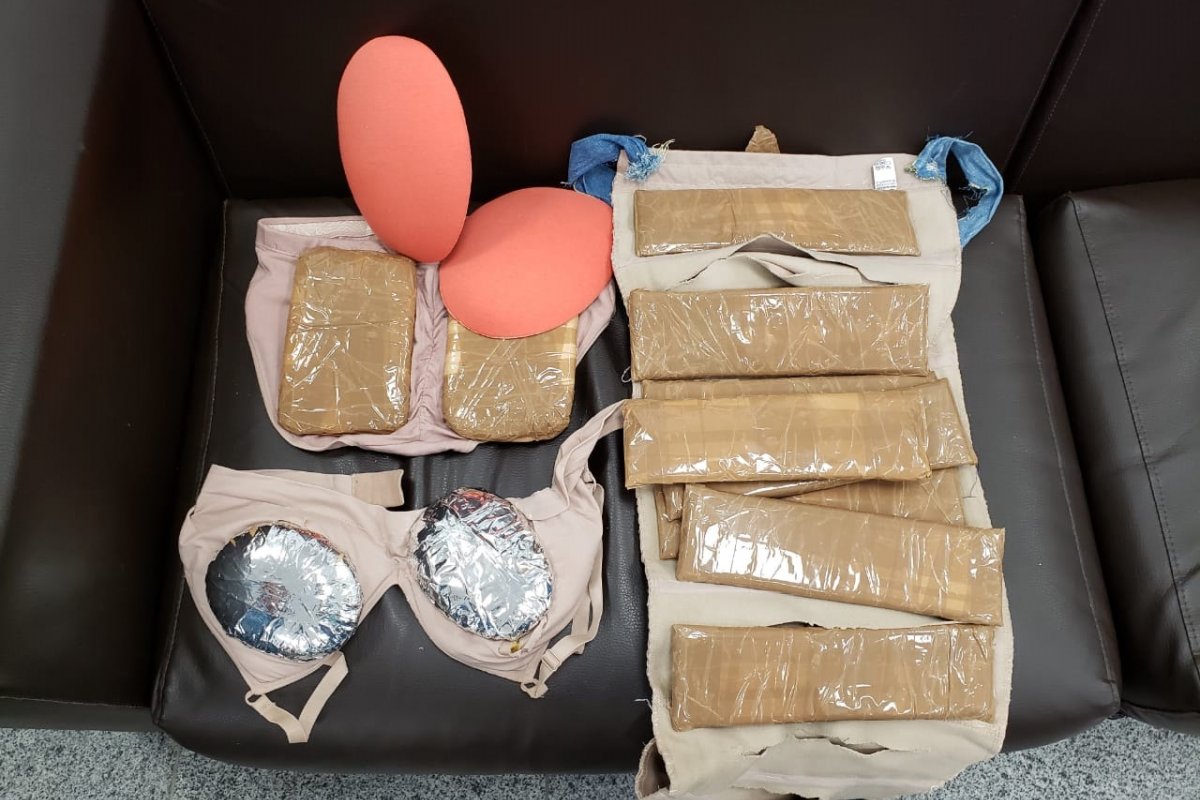 Mulher é presa com drogas escondidas em peças íntimas, no aeroporto de Salvador