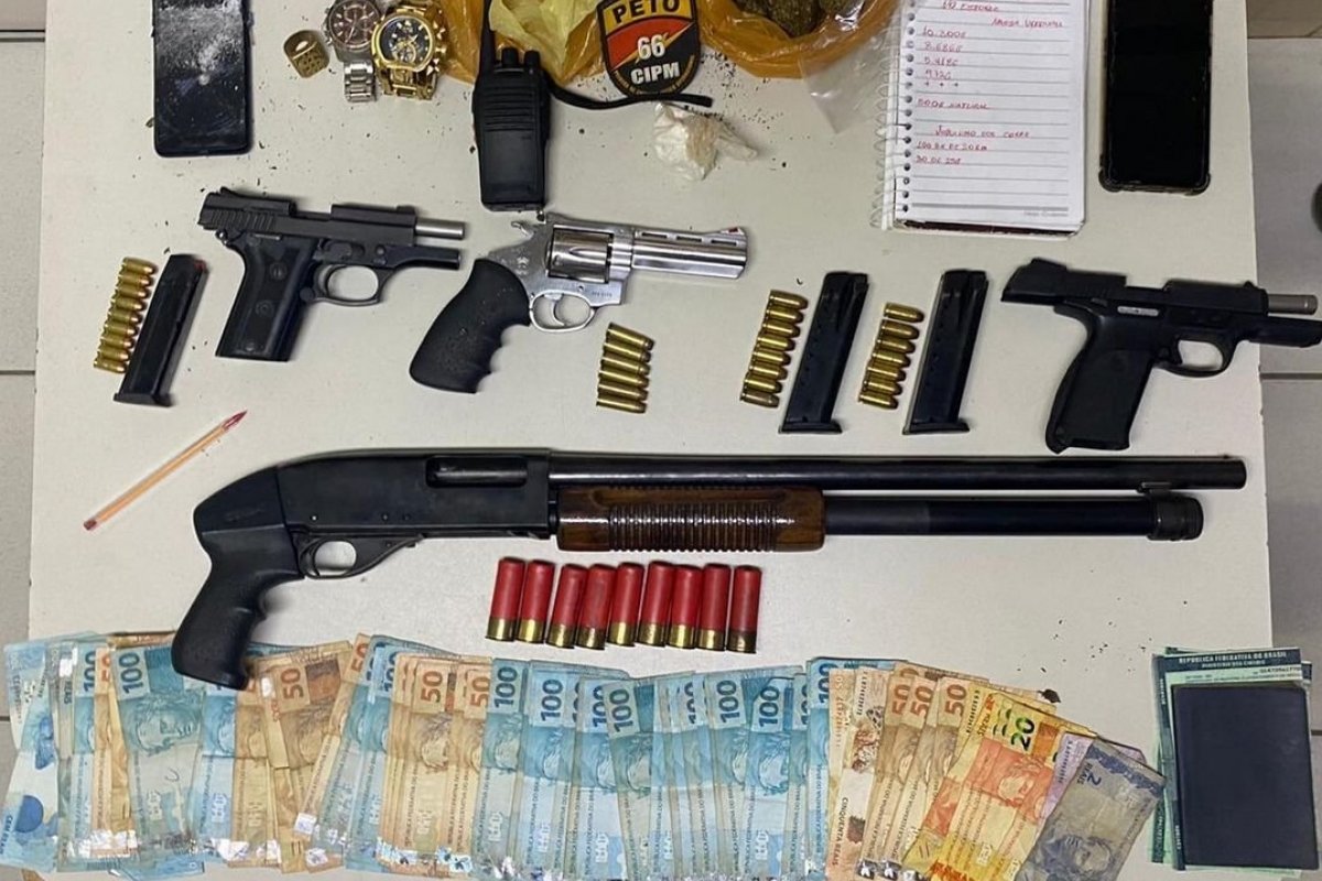 Operação conjunta da PM apreende quatro armas, munições e drogas em Feira de Santana