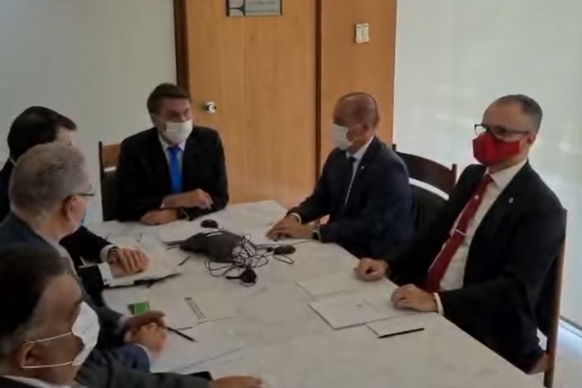 Bolsonaro se reúne com Putin via videoconferência para tratar da vacina Sputinik V