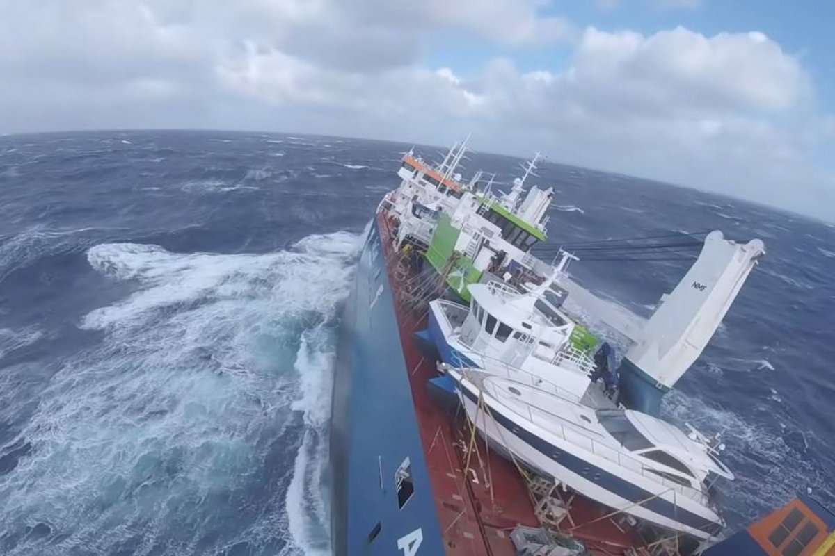 Navio de carga holandês fica à deriva próximo à Noruega