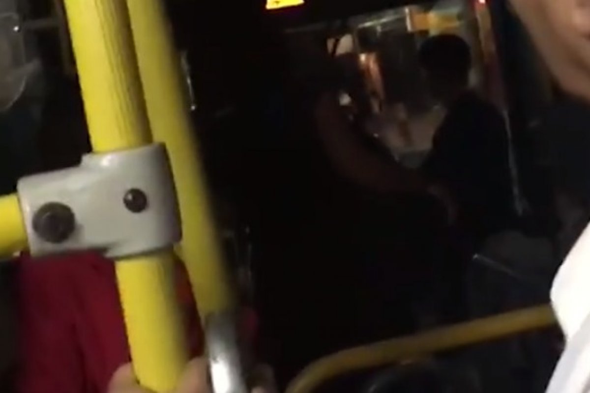 Bandidos cercam ônibus e ameaçam tocar fogo em coletivos na Via Regional