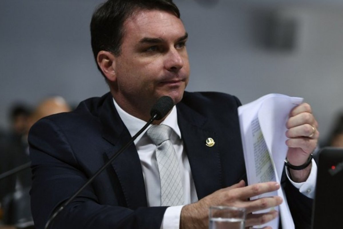 Flávio Bolsonaro presta queixa contra deputado do PSOL