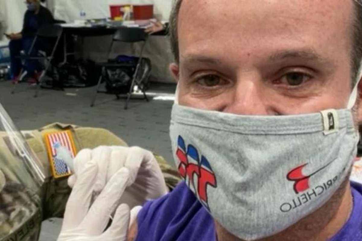 Nos EUA, Rubinho Barrichello é vacinado contra a Covid-19