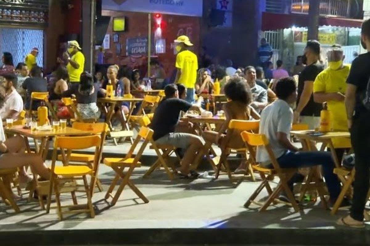 Donos de bares e restaurantes fazem manifestação após proibição de venda de bebidas alcóolicas no fim de semana