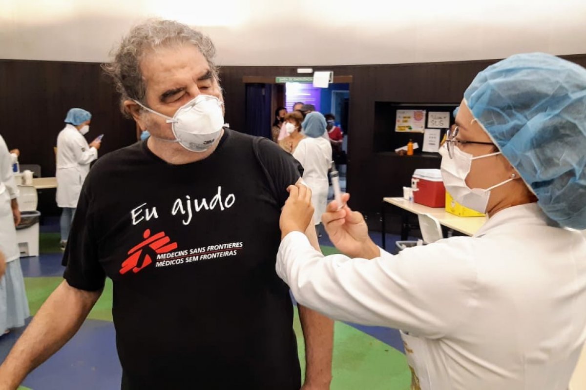 Aos 76 anos, Otávio Augusto é vacinado contra Covid-19