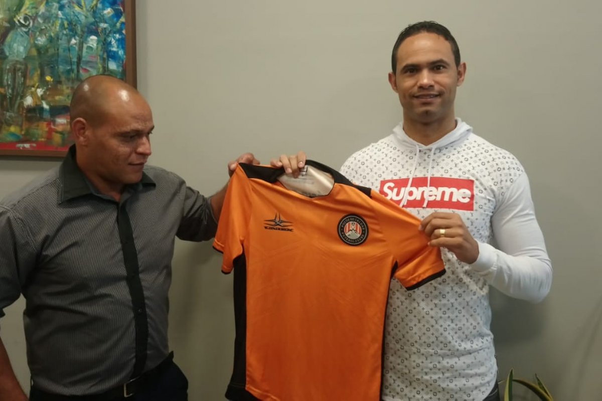  Goleiro Bruno assina contrato e posa com a camisa do Poços de Caldas FC