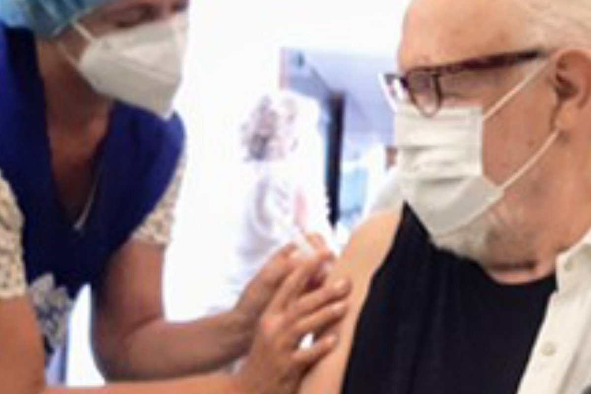 Ator Ney Latorraca toma segunda dose da vacina contra a Covid-19