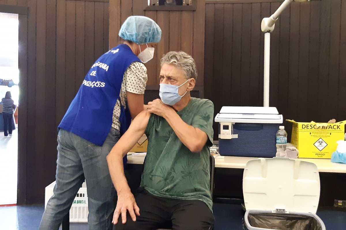 Aos 76 anos, Chico Buarque toma segunda dose da vacina contra a Covid-19!