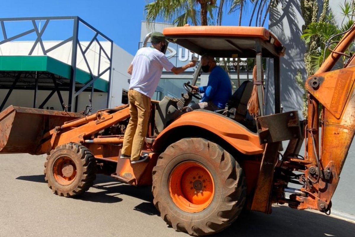 Sem carro, idoso inova e vai a drive-thru de vacinação com retroescavadeira