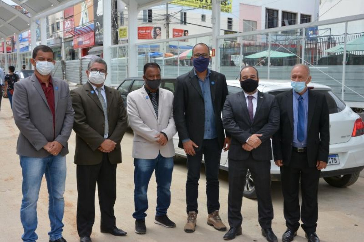 Vereadores fiscalizam obras da Estação de Transbordo e dialogam com camelôs