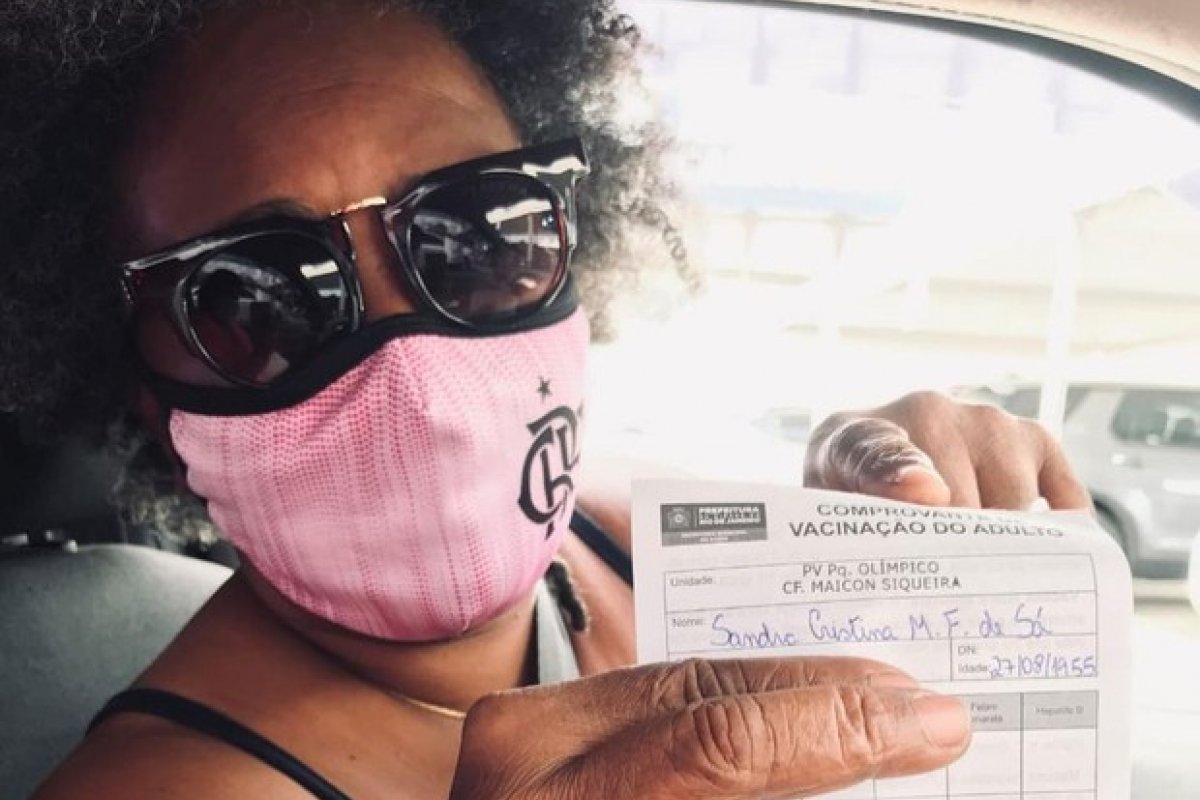 Aos 65 anos, Sandra de Sá é vacinada contra a Covid-19