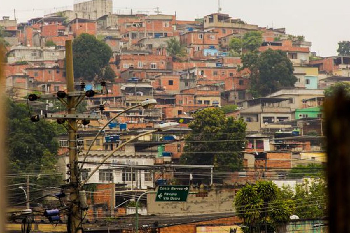 98% dos moradores de favelas vão usar dinheiro de auxílio para comer, diz pesquisa